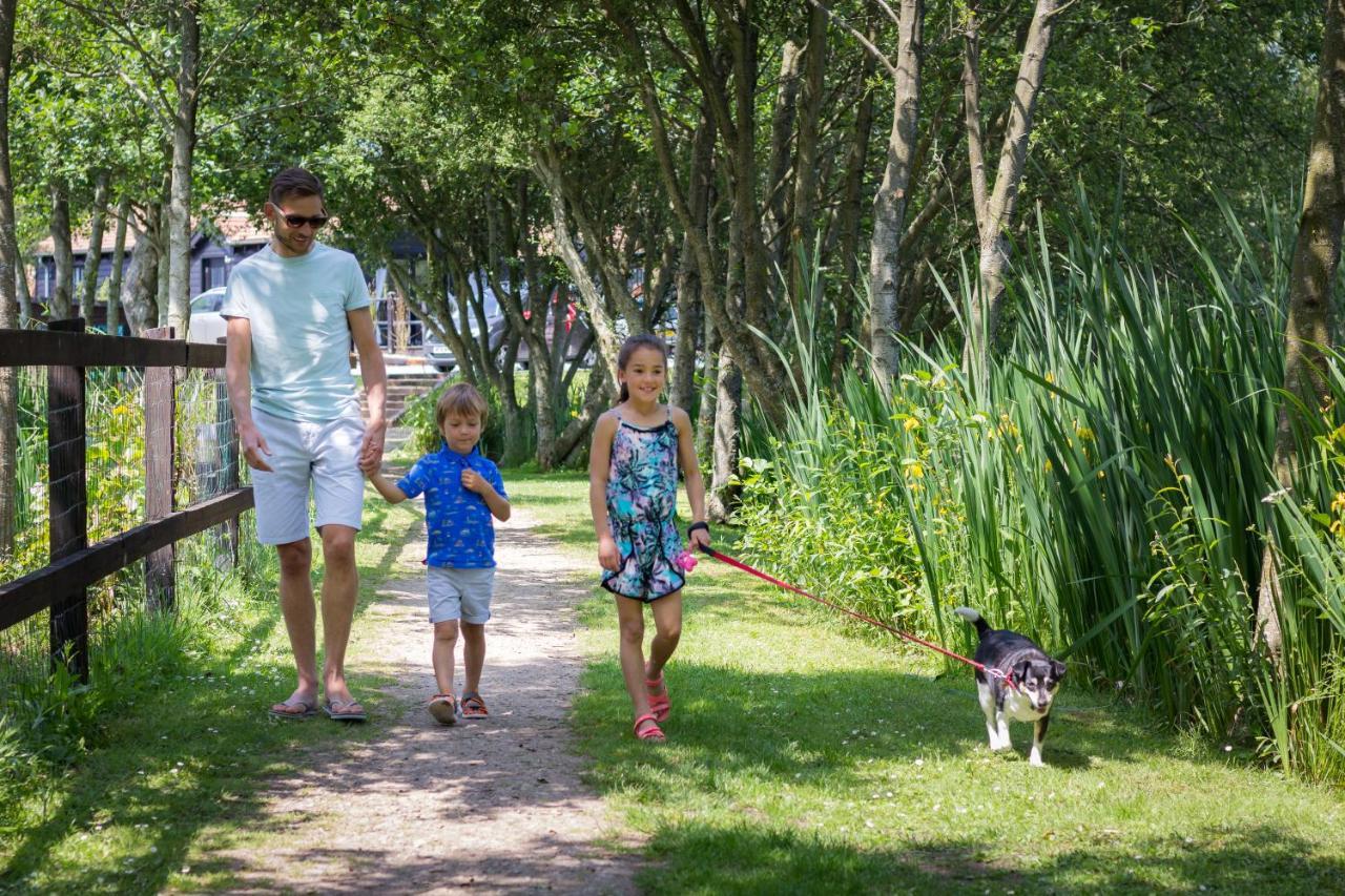 The Lakes Rookley Exterior foto Family walking in the park