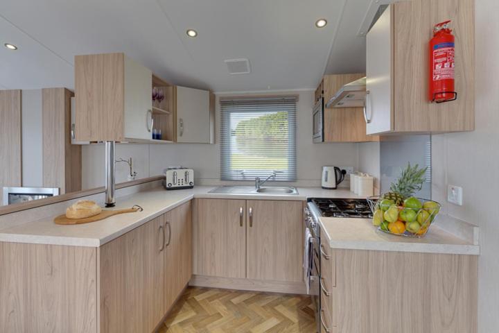 The Lakes Rookley Exterior foto A typical kitchen