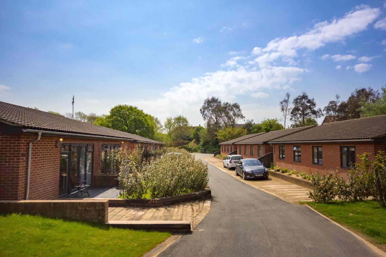 The Lakes Rookley Exterior foto The Village at The Heights
