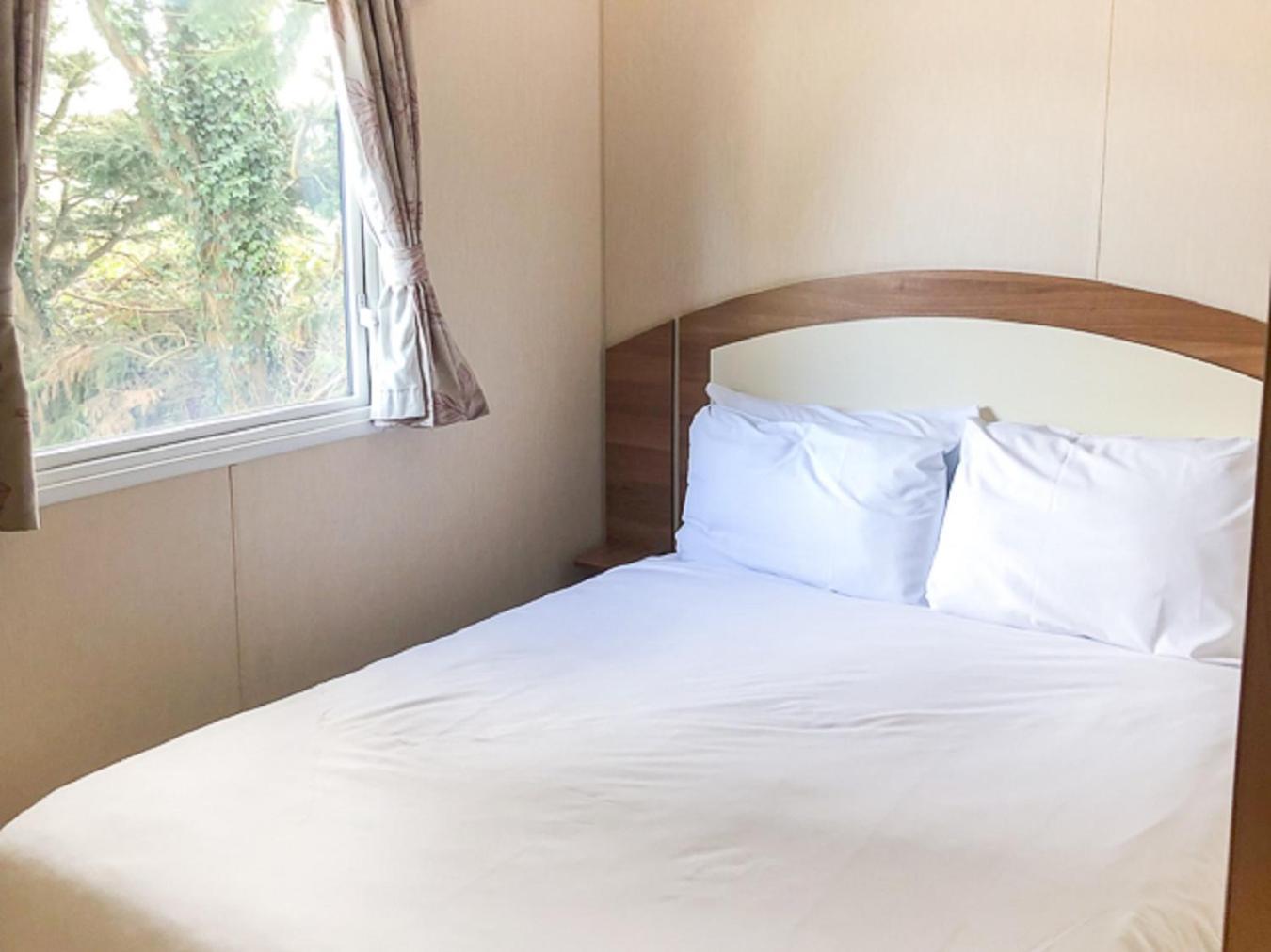 The Lakes Rookley Habitación foto A double bed in a static