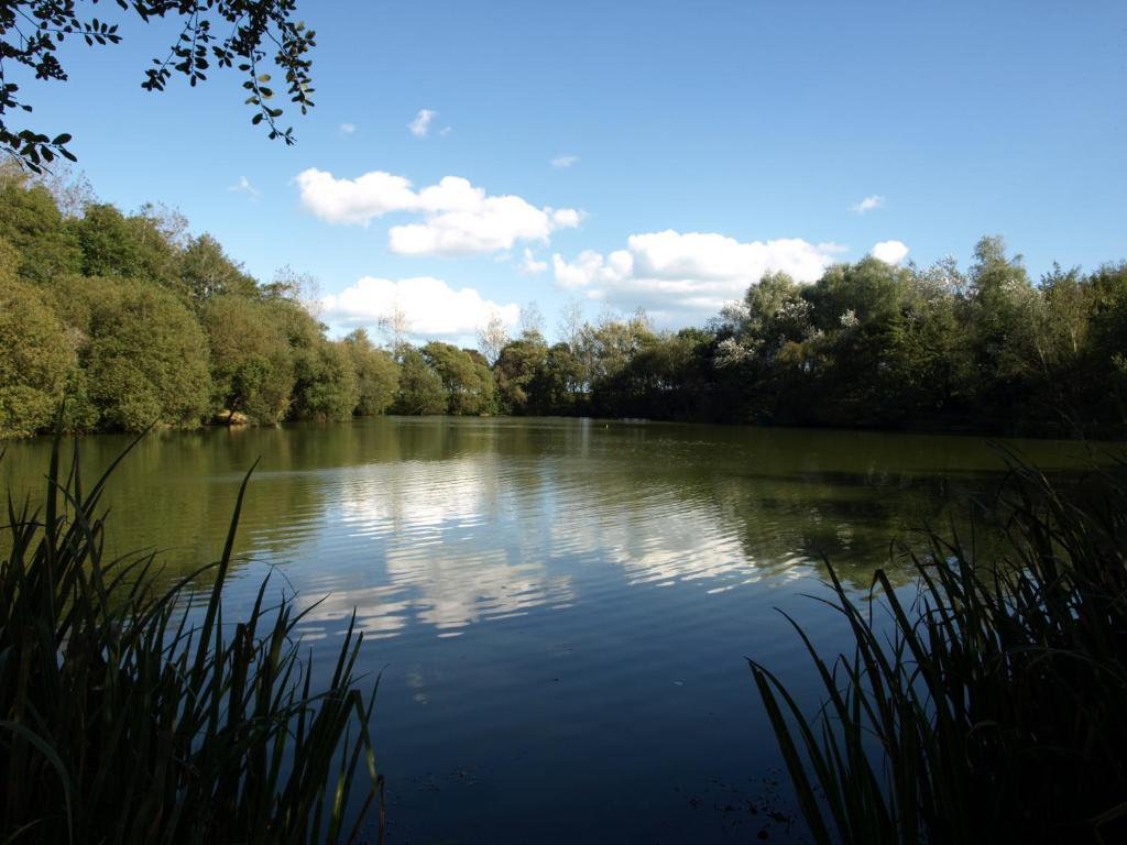 The Lakes Rookley Exterior foto The lake at the centre of the reserve