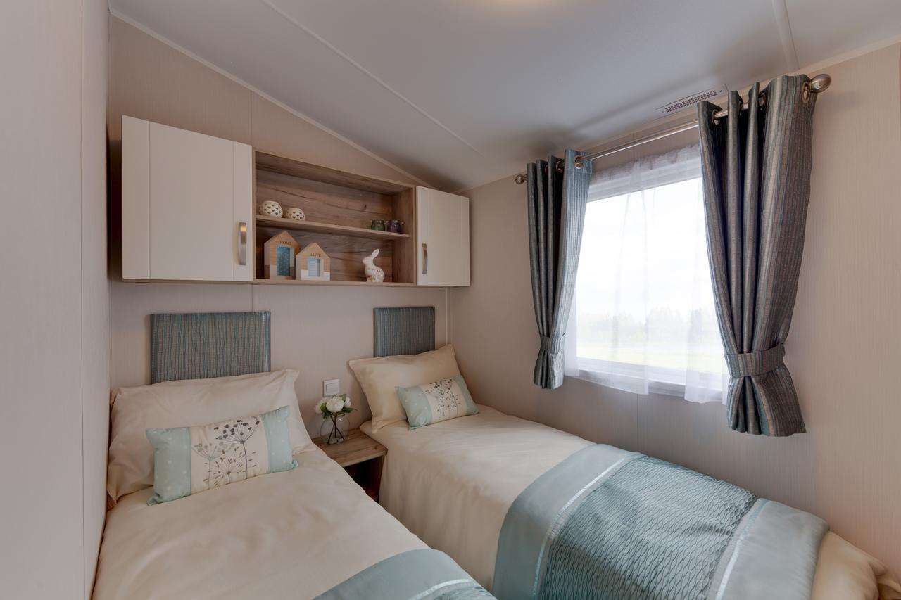 The Lakes Rookley Exterior foto A bedroom in a static