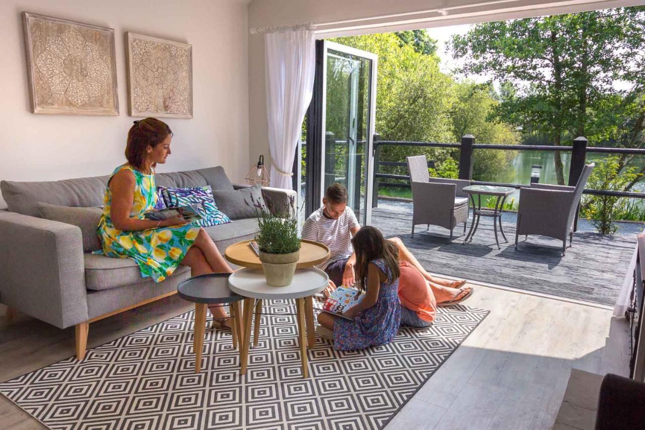 The Lakes Rookley Exterior foto A family in a home at the Village at Wild dunes