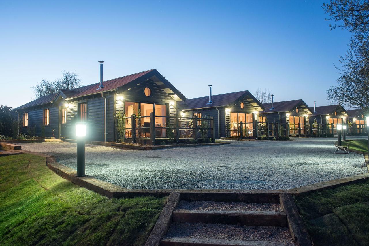 The Lakes Rookley Exterior foto The Lodge at night