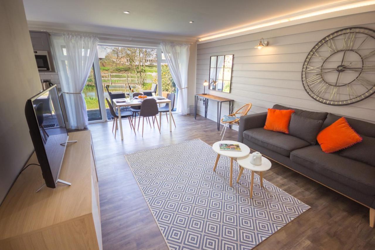 The Lakes Rookley Exterior foto A staged living room
