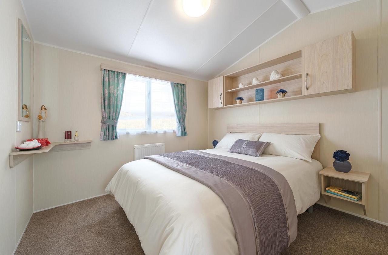 The Lakes Rookley Exterior foto A bedroom in a static