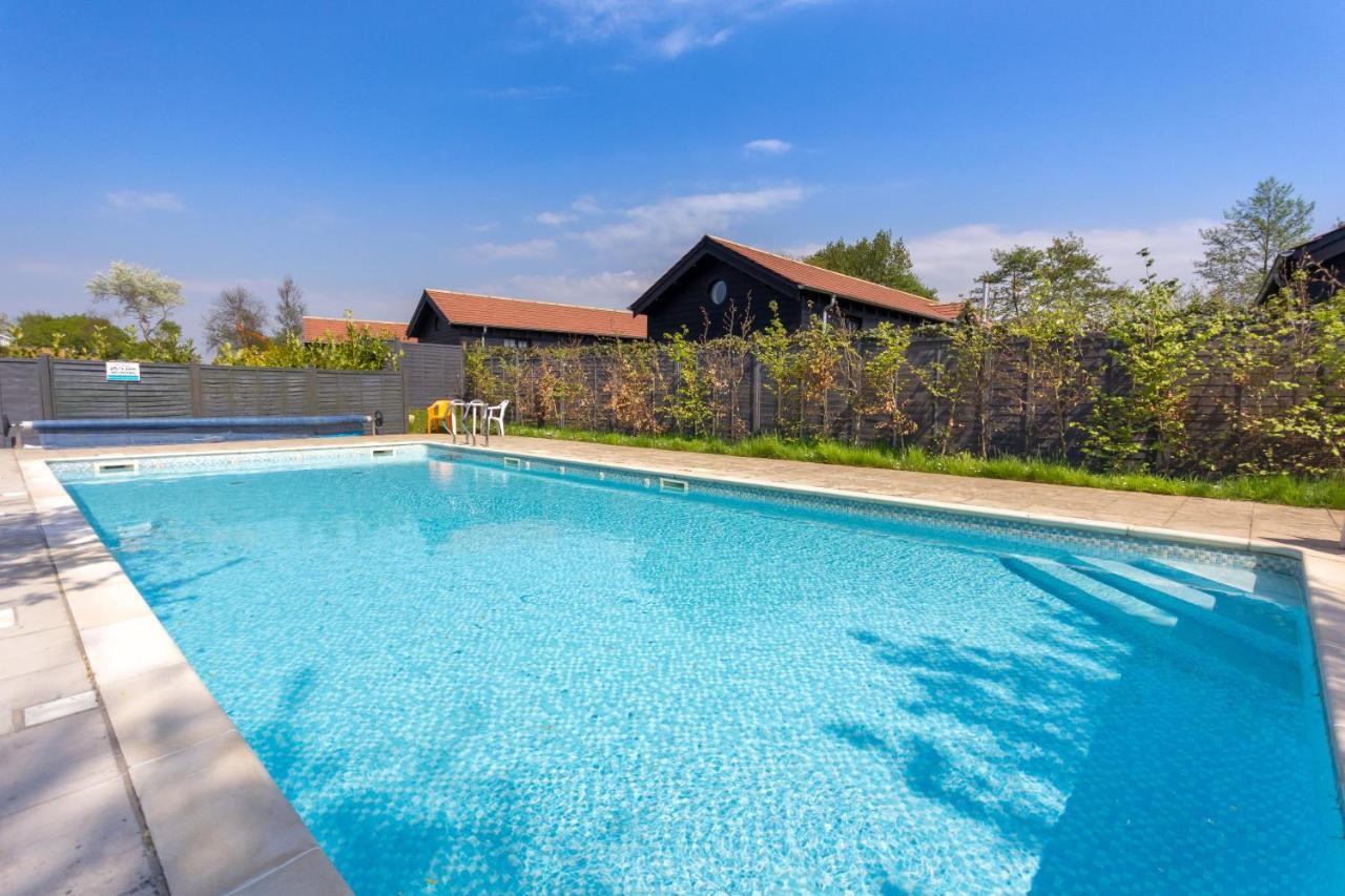 The Lakes Rookley Exterior foto The swimming pool at the school