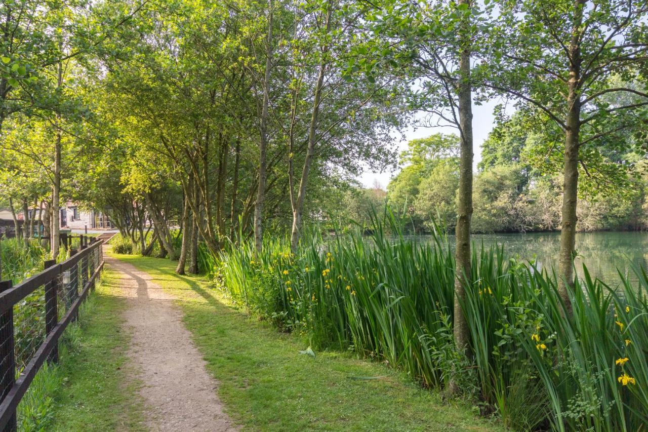 The Lakes Rookley Exterior foto The lake at the centre of the park